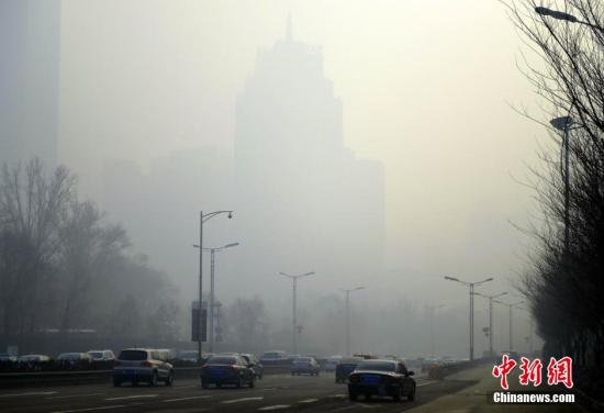 资料图：新疆乌鲁木齐市再度出现重度雾霾天气，整个城市笼罩在雾霾之中，空气质量指数为严重污染。中新社记者 刘新 摄