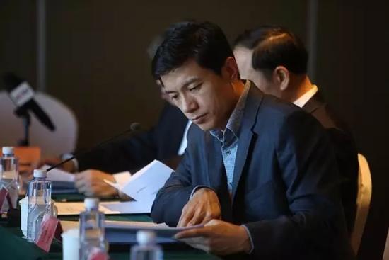 李彦宏PK李书福:提案撞车昭示产业未来趋势|李