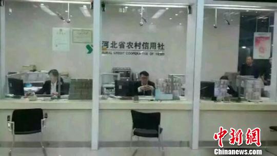 邯郸市一农村信用社营业网点内堆满了现金。 网络截图 摄