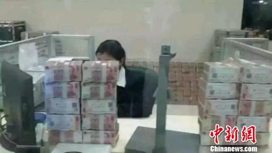 邯郸市一农村信用社营业网点内,办公桌上堆满了现金。 网络截图 摄
