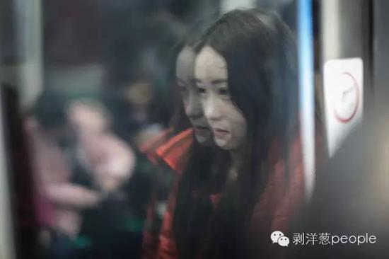 2月28日，周岩北京地铁中。新京报记者彭子洋 摄