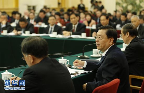 3月7日，中共中央政治局常委、全国人大常委会委员长张德江参加十二届全国人大四次会议安徽代表团的审议。 新华社记者鞠鹏摄