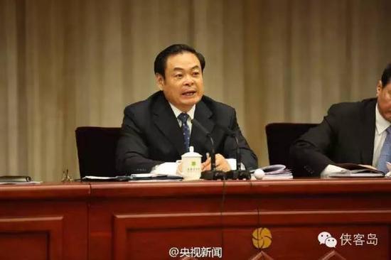 答完腐败问题,王儒林说终于不那么沉重,可以笑笑了。