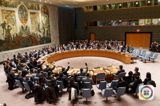 联合国安理会2日一致通过决议，决定实施一系列制裁措施遏制朝鲜的核、导开发计划，并呼吁恢复六方会谈。新华社记者李木子摄