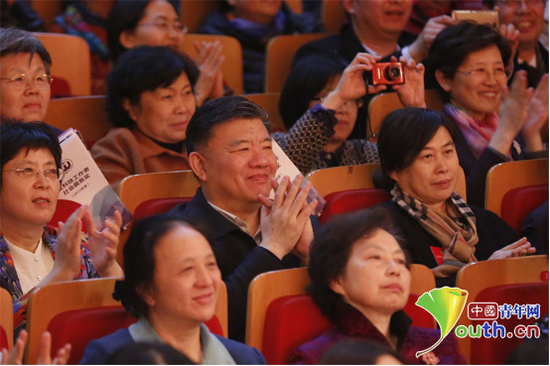 3月8日晚，全国人大常委会副委员长陈竺为获奖的女科技工作者鼓掌。中国青年网记者 李拓 摄