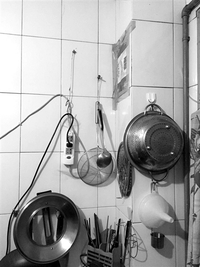 章大伯昨天指着灶台上这些炊具说，自从王阿姨来了后，家里比以前干净太多了。