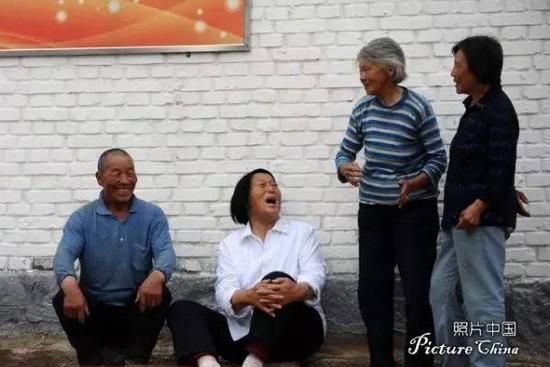 申纪兰与村民在一起