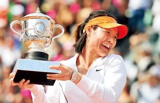2011年6月4日，2011年法网女单决赛，李娜2：0完胜斯齐亚沃尼，首夺大满贯冠军。
