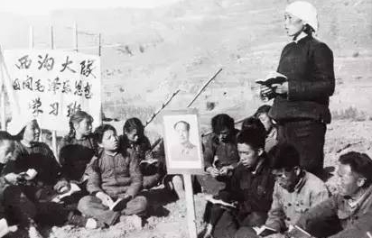 在田间地头组织农民学习的申纪兰（资料图）