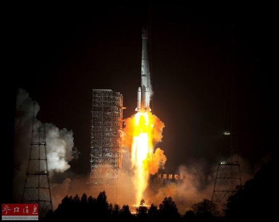 资料图片:载有玻利维亚通信卫星的长征三号乙运载火箭点火发射。新华社记者 燕雁 摄