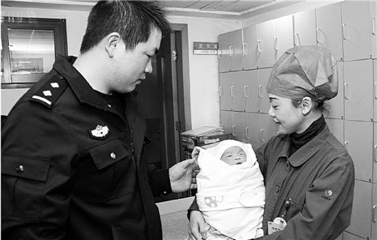 没有妈妈的日子，孩子得到民警和医护人员的悉心照顾。