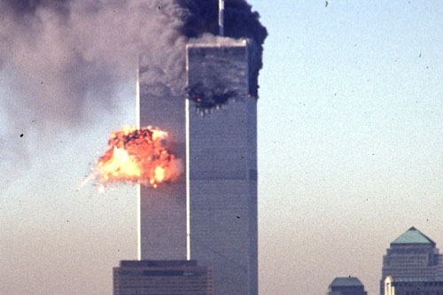 资料图：2001年9月11日，被恐怖分子劫持的飞机撞击美国纽约世贸中心