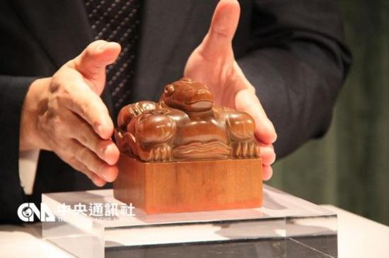 清朝康熙皇帝的一枚重要印玺将于4月拍卖，拍卖公司苏富比的专家14日形容这是“权力之玺”，是拍卖史上最具历史价值的珍宝。

