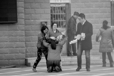 孩子的生母下跪说对不起。 京华时报记者谭青摄