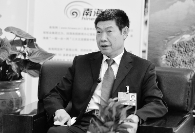 昨天,海南省高院院长董治良接受记者采访谈陈满案