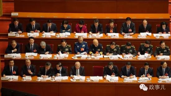 空位是正在作报告的曹建明座位