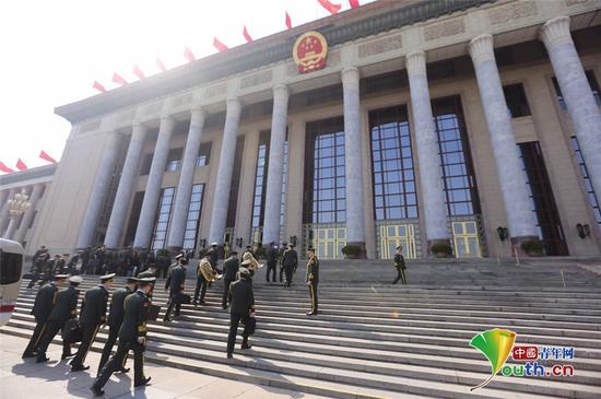 中国人民解放军军乐团步入人民大会堂。