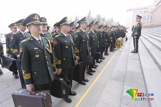 中国人民解放军军乐团到达大会堂门外，在人民大会堂前列队。
