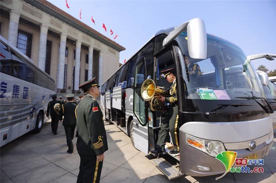 中国人民解放军军乐团到达大会堂门外，官兵携带乐器下车。