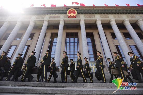 中国人民解放军军乐团到达大会堂门外，列队步入人民大会堂。中国青年网记者　李拓 摄