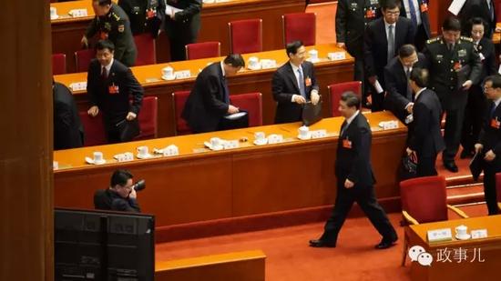 会议结束后，习近平离开会场