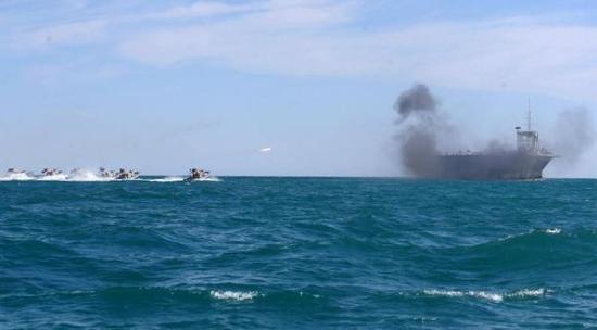 资料图：演习中伊朗军队动用快艇向模拟美军航母的靶舰发起狼群攻击。