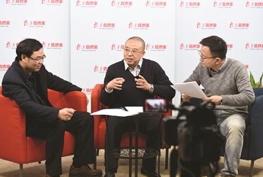 南京市消费者协会秘书长许明(中)和江苏增宽律师事务所卢增宽律师(左)走进扬子直播室,解答读者关注的维权话题。范晓林摄