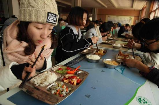 学生在食堂享用“美食”