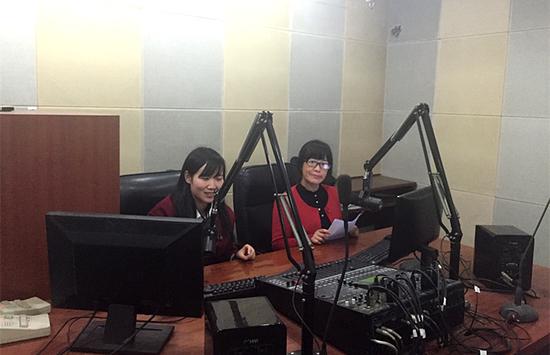 余秀华在参加一档电台节目录制。