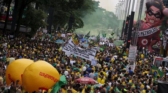巴西圣保罗街头的大规模游行示威景象（网页截图）