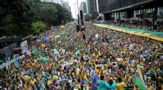 据悉，巴西全国有17个地区举行了游行示威活动。（网页截图）