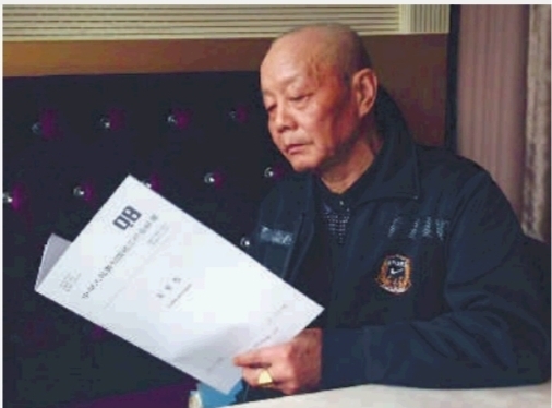 喻晖在采访中拿出一份鉴定报告告诉记者，前不久他在长沙一家大商场购买了几件棉纺制品后，送到权威机构鉴定，结果证明都是劣质商品。