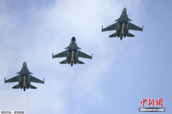 当地时间2016年3月15日，俄罗斯国防部表示，在叙利亚境内的俄空天部队首批飞机已撤离叙利亚。俄国防部在声明中表示，第一批飞机已经从叙利亚境内的赫梅米姆空军基地起飞，前往俄罗斯境内的机场。声明还指出，首批飞机中包括苏-34轰炸机和图-154运输机。  
