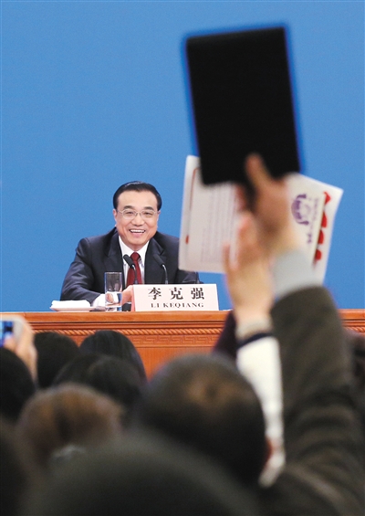 媒体记者频频举手向总理提问。新京报记者 侯少卿 摄