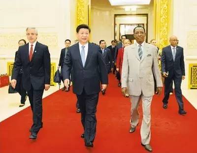 图为:2015年10月16日,2015减贫与发展高层论坛在北京人民大会堂举行。国家主席习近平出席论坛并发表题为《携手消除贫困 促进共同发展》的主旨演讲。习近平与出席论坛的外国领导人步入会场。