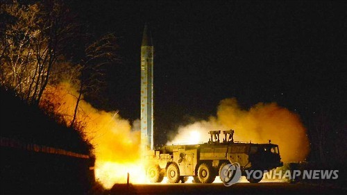 资料图片：这是朝鲜《劳动新闻》刊登的短程导弹试射现场照。（韩联社/朝鲜《劳动新闻》）