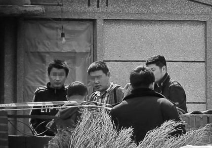 2015年4月1日中午，沈阳市李相镇后李相村，于某(左一)被警方带回家中现场进行调查。