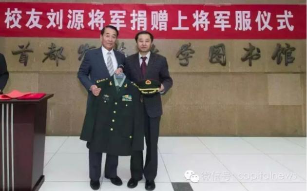 刘源（左）