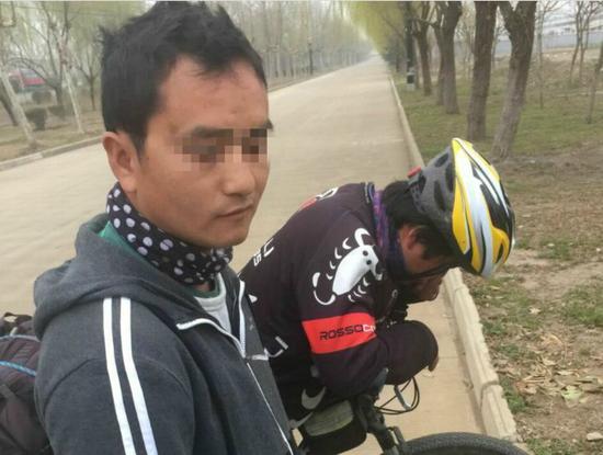 图为“穷游”的两男子,当场被民警戳穿 王暖意 摄