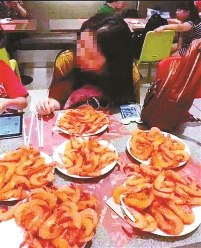 游客“铲虾”怎么就成了“中国人素质差”