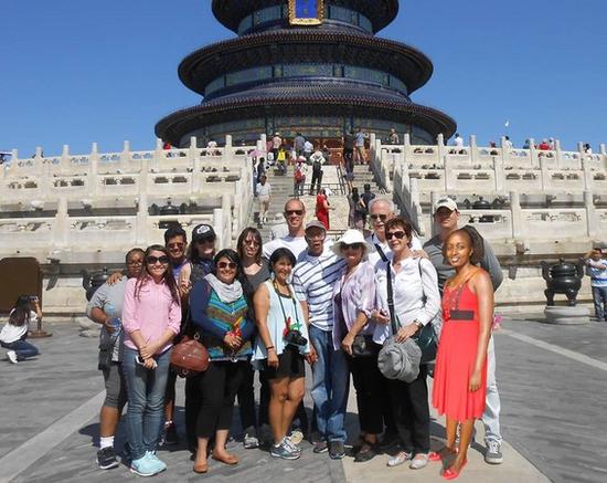 塞维在北京天坛，”最后一天参观行程，再见大陆“。