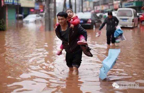 3月20日，在江西省赣州市章贡区湖边镇龙岭村，一名村民背着小孩经过积水路段。新华社发（陈地长 摄）