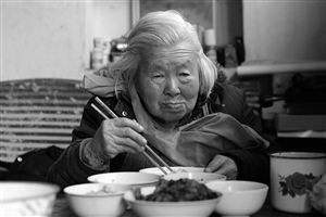 鄞州崔坳村，独居的84岁邵奶奶在吃过年留下的剩菜