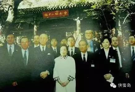 1998年，蔡英文（前排右一）随辜振甫访问北京