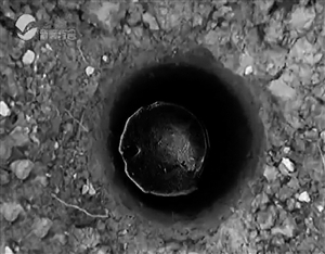 往地下打1米深的洞，就有像油一样的液体涌上来 视频截图