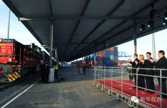 2014年3月29日，国家主席习近平参观德国北威州杜伊斯堡港。这是习近平观看重庆至杜伊斯堡港的“渝新欧”铁路列车到达。（新华社记者饶爱民摄）