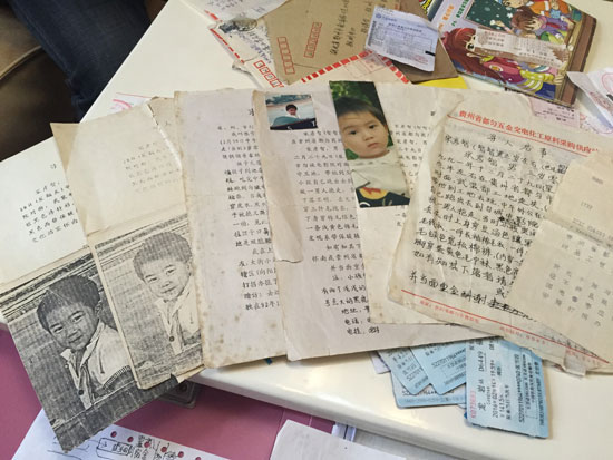 张雪霞家里保存着从失踪当日起至今的多份寻人启事。