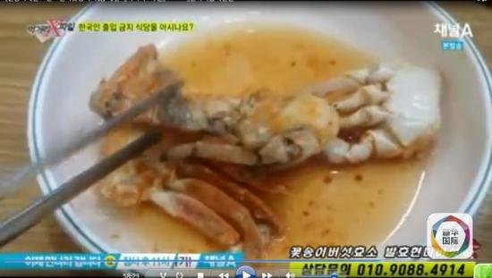 视频截图：暗访记者挑出不新鲜的螃蟹
