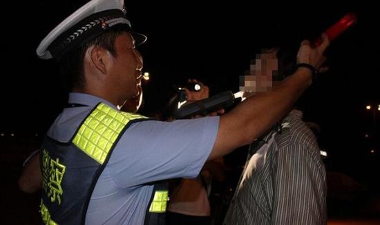 瘾君子白天睡觉 晚上吸毒后开黑车拉客赚钱(图