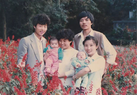 宋怀南一家和战友一家于西山公园的合影，右一为张雪霞。